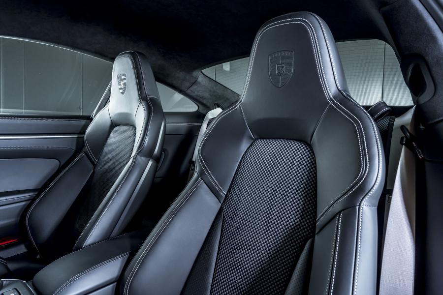 Интерьер Porsche 911 Turbo S (992) 2020 года  (UK) (фото 27 из 42)